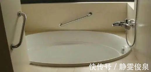 泡泡澡|巴掌大的卫生间,老师傅帮忙砌了个浴缸,发在朋友圈底下全是赞