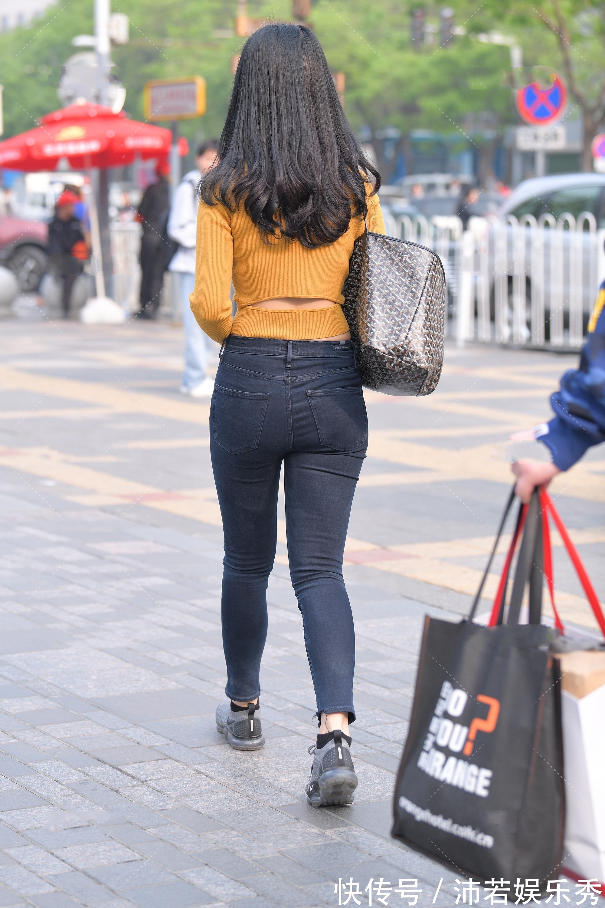 牛仔裤|街拍美女：明黄色针织衫搭配牛仔裤，温暖阳光，打造明亮少女感