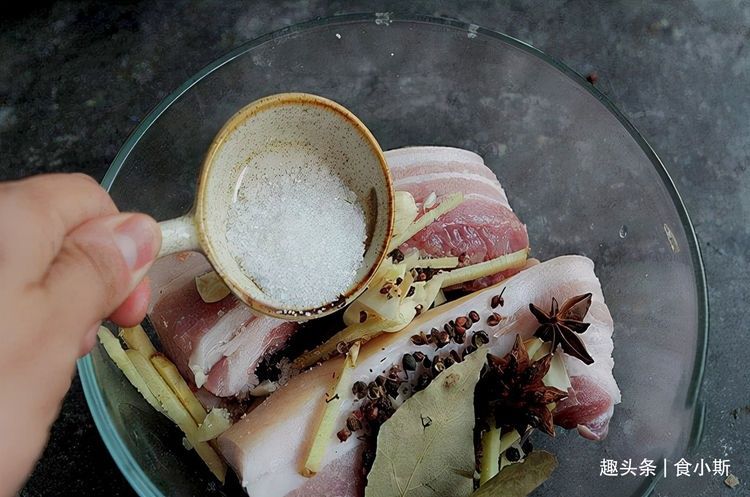 腌腊肉时,10斤猪肉放多少盐?记住5大技巧,口感鲜香,不霉不坏