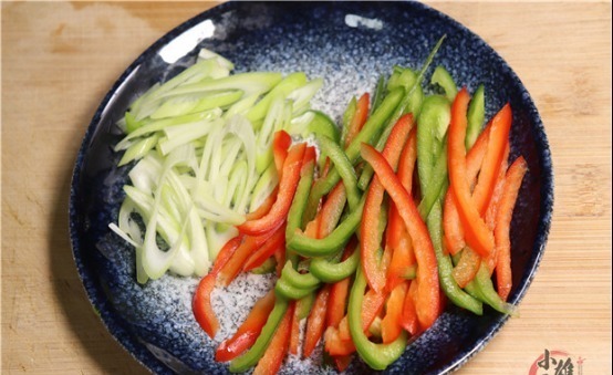 才知道，炒土豆丝先用水冲就错了，教你饭店的诀窍，脆嫩不粘锅