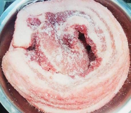 还要|腌腊肉时,不要只懂抹盐,还要多加两步,腊肉更香,耐放不发霉