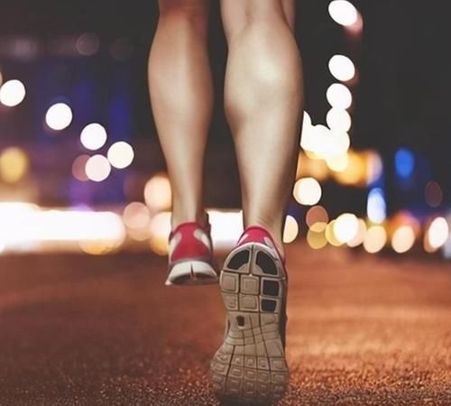 跑步|42岁男子，长期坚持夜跑10公里，3年后，他得到了什么？