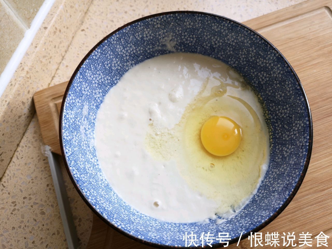 早上没时间做早饭，这个鸡蛋饼筷子搅一搅就上桌，10分钟搞定