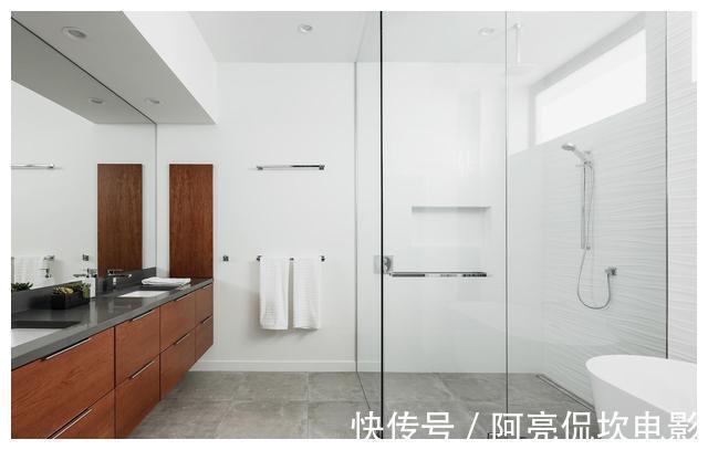 私人别墅|外国佬自建私人别墅,大量混凝土砖设计,谁说别墅就得花几百万