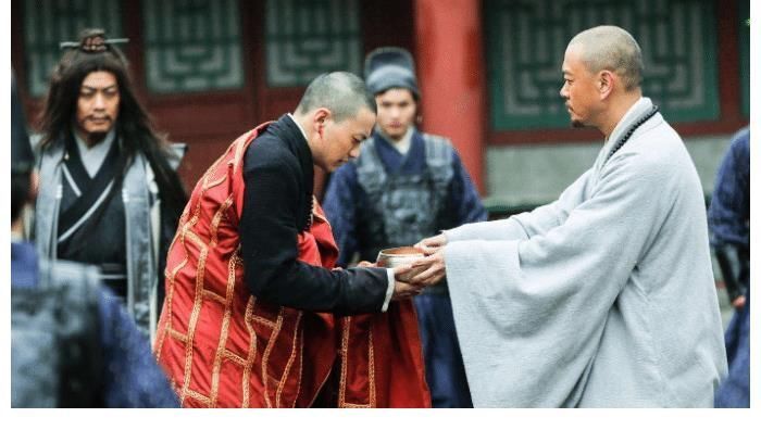 少林問道|導(dǎo)演跑了，演員自己執(zhí)導(dǎo)，沒有衛(wèi)視買只好停播，如今卻在央視播出