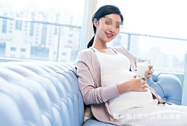 胎儿|超模妈妈怀孕8月，肚子无明显凸起仍有腹肌，被网友怒斥不负责任