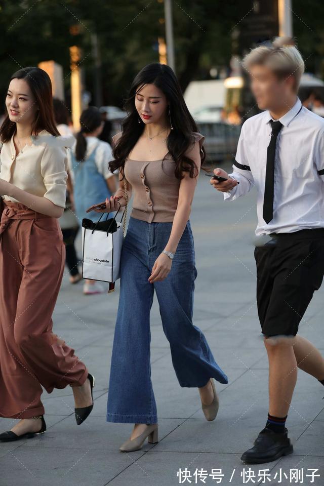 牛仔|时尚又优雅的穿搭,飞飞袖小衫配牛仔阔腿裤,轻松穿出靓丽的造型