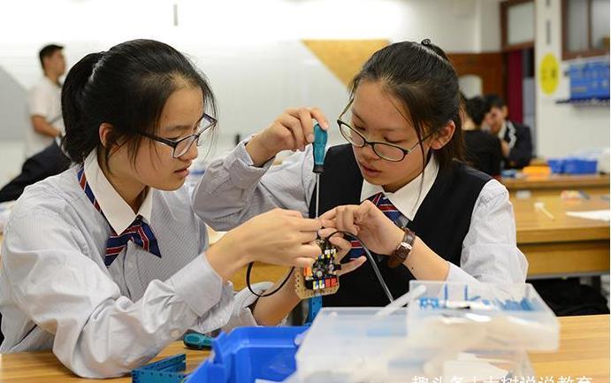 母亲|妈妈为女儿“补课”花掉30万,成绩690成为全校第一,却被人嘲笑