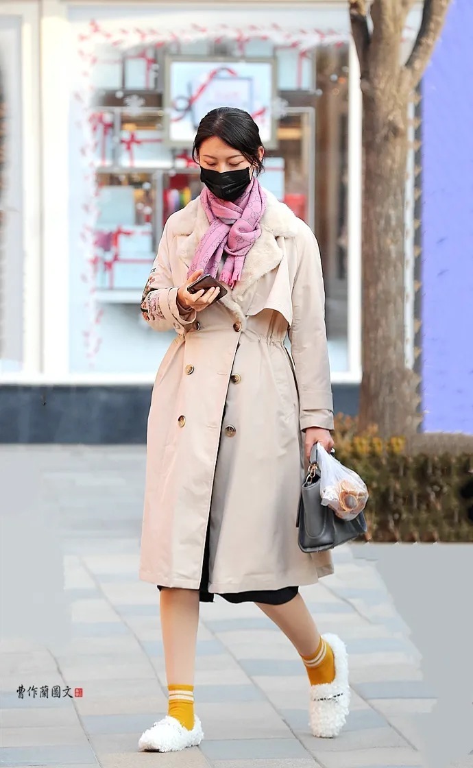 温暖|街拍:温暖又时尚的肉色丝袜美女