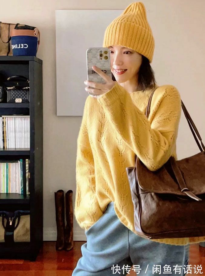 穿搭 50岁阿姨穿得比年轻人还时髦,早春毛衣跟她选这4种色,优雅减龄