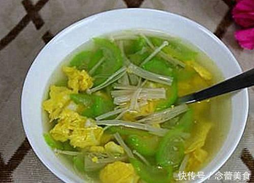 煮丝瓜时加一宝，比鸡汤还鲜美，常吃，排出毒素，皮肤细嫩年轻