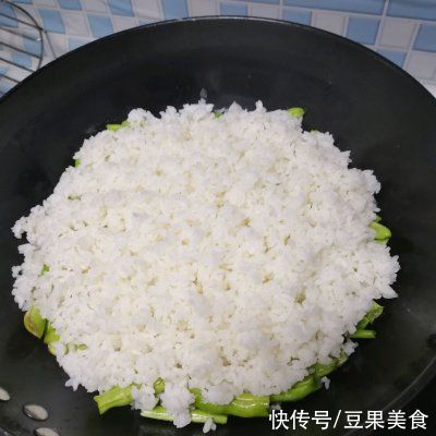 川妹子|方便简单家常菜四季豆焖饭,让你吃了还想吃