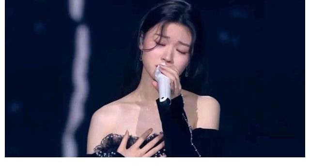 才一年,单依纯就拿到了TMEA年度最具潜力歌手奖,含金量相当之高