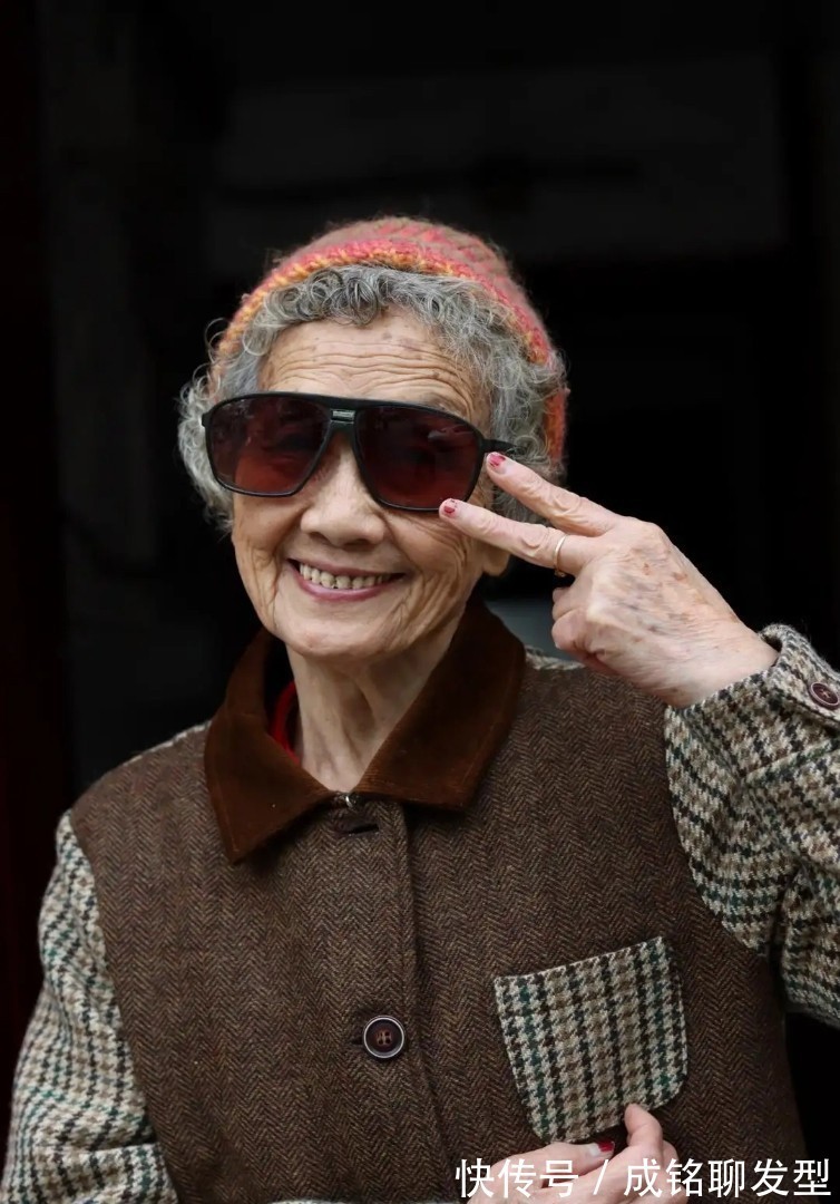 色调|年过古稀也“臭美”,这位奶奶的穿搭堪称老年楷模,自然淳朴真实