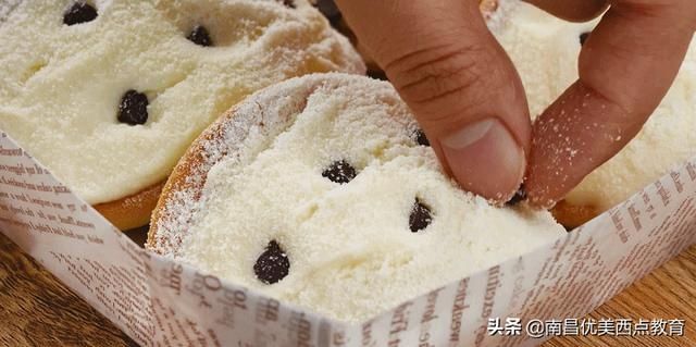 轻轻软软像在捏了朵云，一口下去奶香、醇苦、香甜、微酸