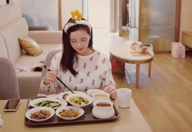 牛奶|肉汤米汤牛奶，月子里喝什么汤最好？看看月子中心的月子餐怎么吃