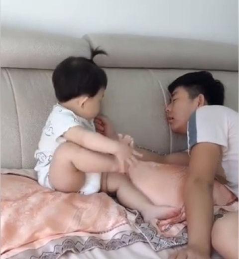 反应乐|妹妹抬脚给哥哥闻,哥哥假装被熏晕,妹妹的反应乐翻众人