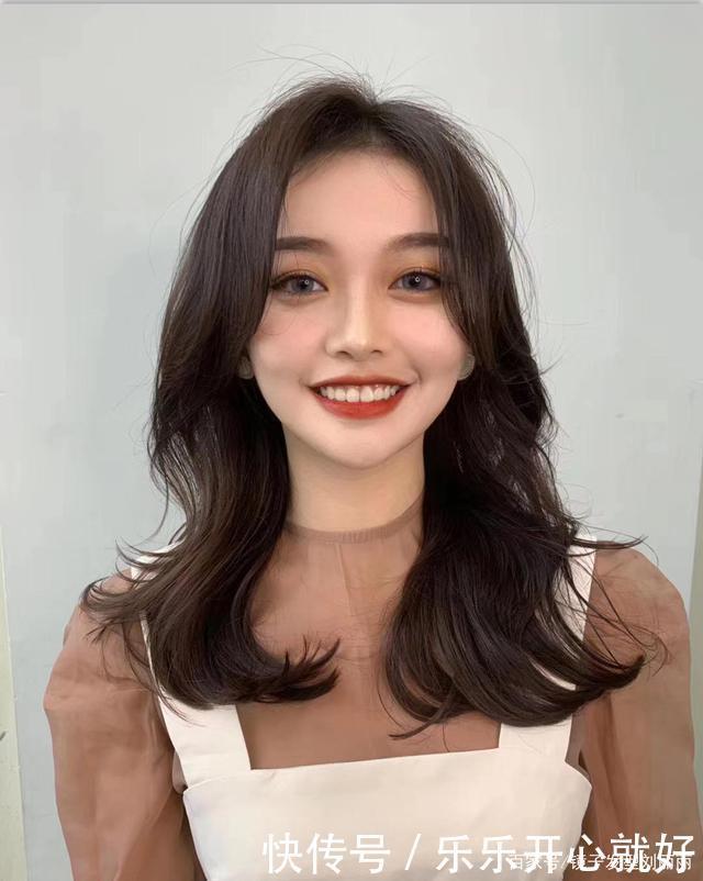 春节发型任你怎么剪，也要试试这21款，蓬松时尚很修饰头型