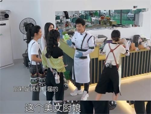 趙麗穎回歸，黃曉明向別人介紹她用了四字，卻讓粉絲心服口服