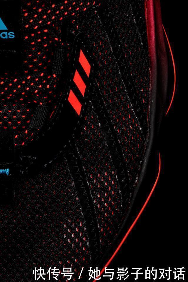 d鸳鸯撞色+裸眼3D!上脚这双鞋,谁都忍不住多看两眼