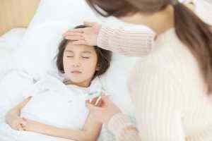 宝妈|妈妈在开门,4岁姐姐偷偷将刚出生弟弟推下陡坡,原因让人心酸