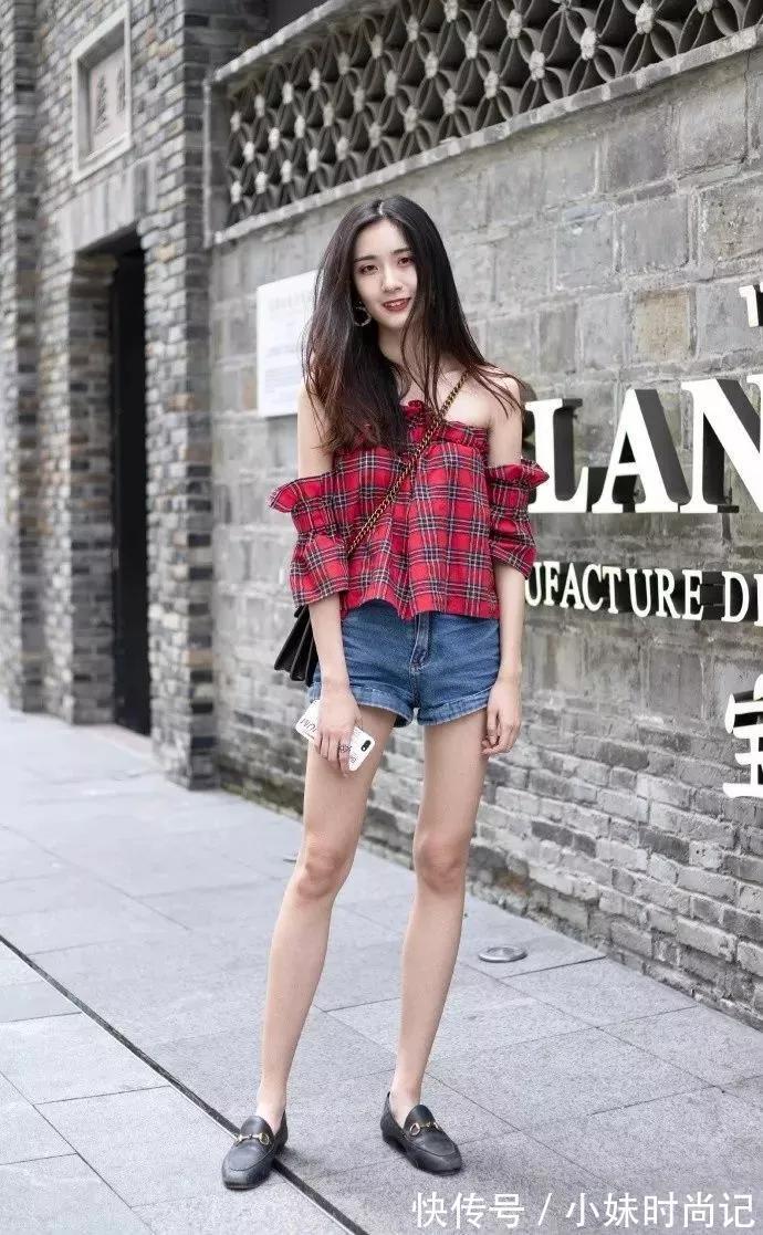 甜美|街拍:清新脱俗的时尚女生,甜美笑容透着迷人气息