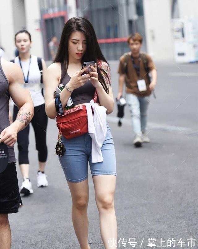 牛仔短裤 褐色背心搭配蓝色牛仔短裤，凸显女性的成熟气质，优雅显身材！