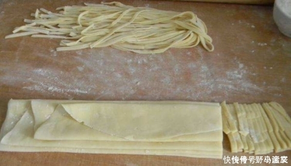 做手擀面时,万万不要再用水和面了!换成它,面条更嫩滑,更筋道
