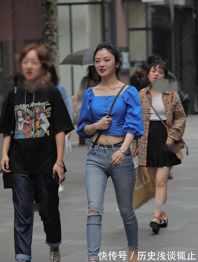 搭配 蓝色的短裤搭配时尚的上衣，非常漂亮，很讲究！