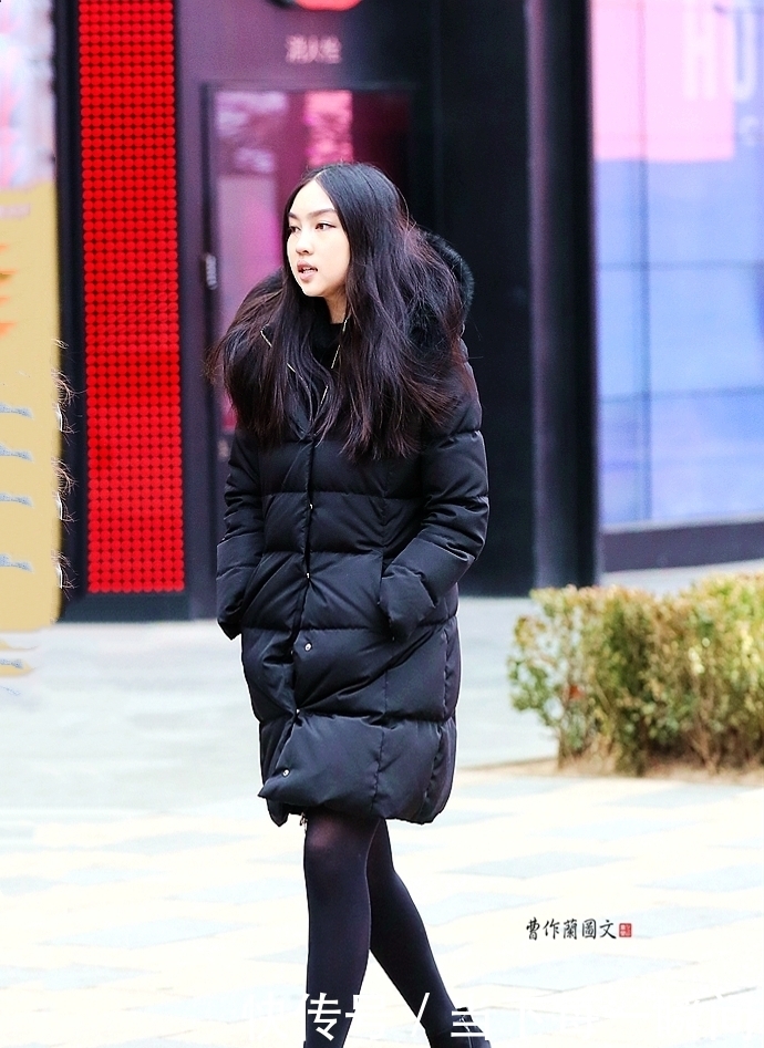 聚合|聚合打底裤和黑丝的优点,美女巧用黑色打底袜,给冬装添加时尚