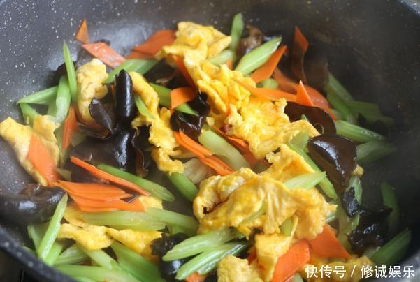一道解腻解馋的春节菜,芹菜萝卜加木耳,天天吃都不腻