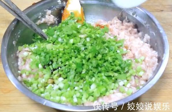 包猪肉水饺，一定要加上这个蔬菜，非常鲜香，比三鲜饺子还要鲜