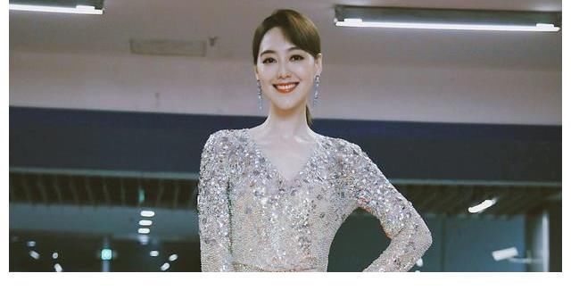 央视《向幸福出发》结束，主持人王冠暂别舞台，现身上海台春晚
