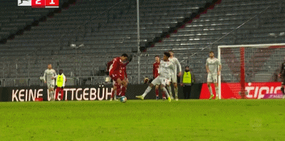 破門|穆夏拉擺脫防守隊(duì)員低射破門，拜仁反超比分