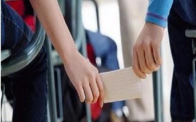 朋友之间|11岁儿子收到女同学表白纸条,妈妈在线急问:怎么办?网友:淡定