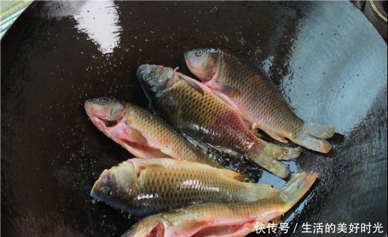 无论煎鱼还是煎豆腐，一定不能直接下锅，多做一步，不粘锅不破皮