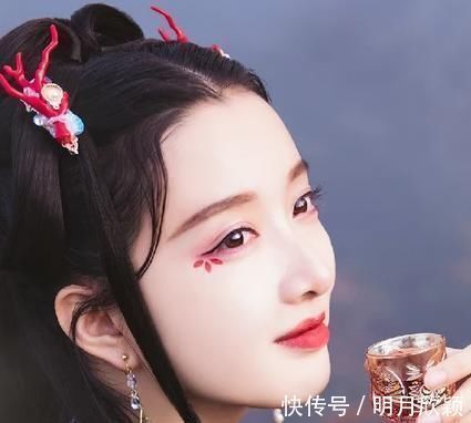 伶仃!窗棂飘下雨星星,易愁生,已愁生,阶上落花,孤影自伶仃