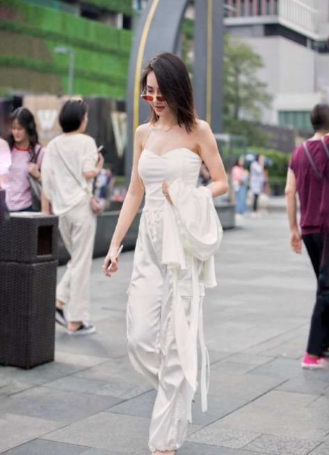 长裤|街拍:白色低胸上衣搭配白色长裤,美女好像从仙境里面走出来的!