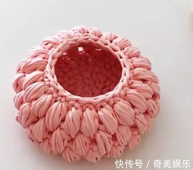 旧衣服剪几刀,制作布条线,拿来钩编收纳盒,非常实用!附教程