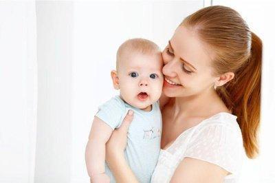 看了又看|“袖珍爸爸”一家四口穿亲子装,路人笑问宝妈:这都是你生的?