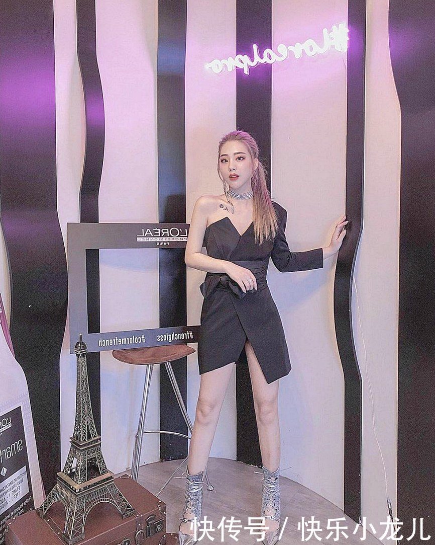 白皙稚嫩的瓜子脸,双眼迷媚有神,灿烂的笑容将人深深吸引