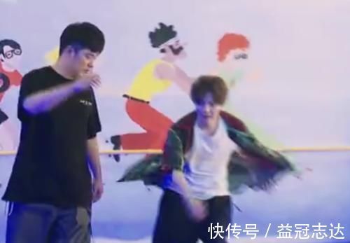 骑自行车|《五哈》又出名场面:邓超张颜齐滑旱冰钻胯,卡裆位置很尴尬