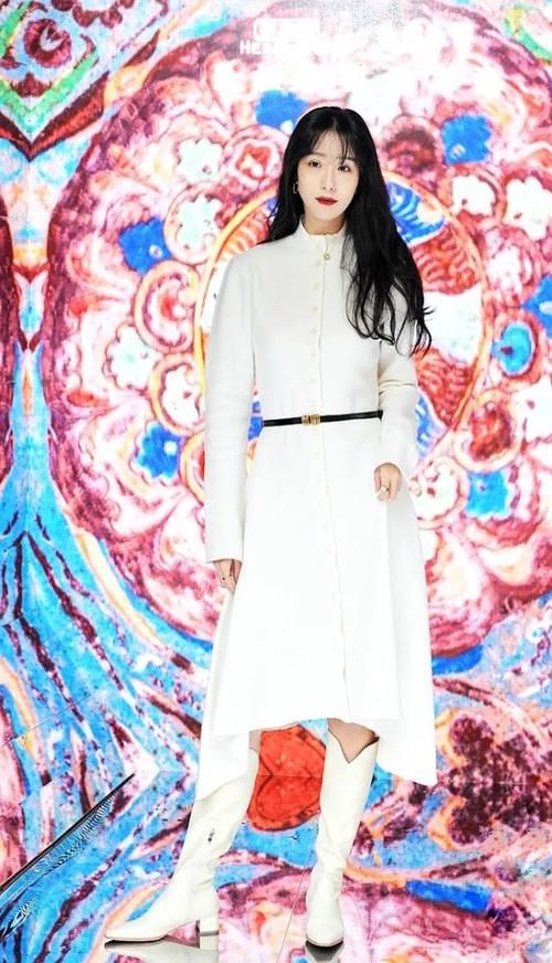  白色|街拍：白色高筒靴美女，穿出冰雪洁净