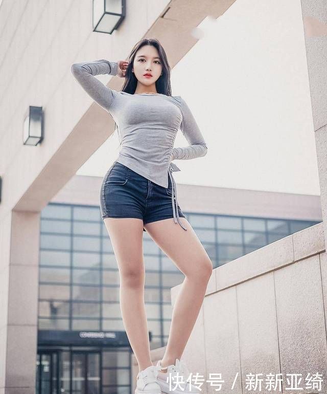 蕾丝|街拍身材微胖的女生,紧身T恤搭配紧身短裤,尽显优美曲线