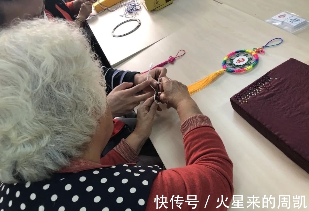 纽扣画|纽扣画、中国结、补绣挂件……地区居民巧手庆冬奥,一起向未来!