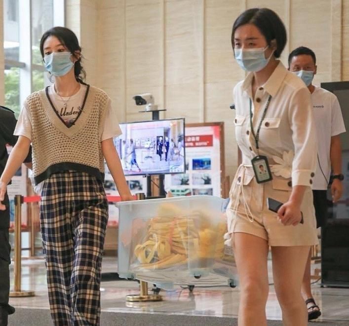 拉手 黄晓明“牵手”赵丽颖上楼梯,而谁注意两人拉手方式?太不克制了