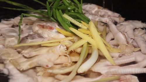 青线椒|夏天鸡爪不要卤着吃了，一抓一拌就可以，酸辣脆爽，手拿着直接啃