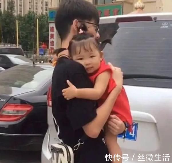 妹妹|和相差20岁的妹妹逛超市,哥哥蹲地诉苦,妹妹:凭啥只给嫂子买?