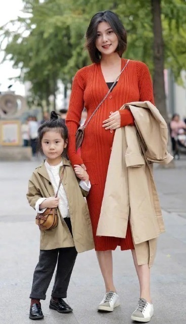 女人当妈后,别总用大衣配打底裤,学下面辣妈这样穿,减龄显气质
