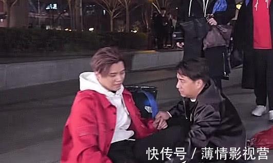张艺兴|罗志祥不慎摔倒，只有1人蹲下扶他，谁注意到一旁张艺兴的表情？